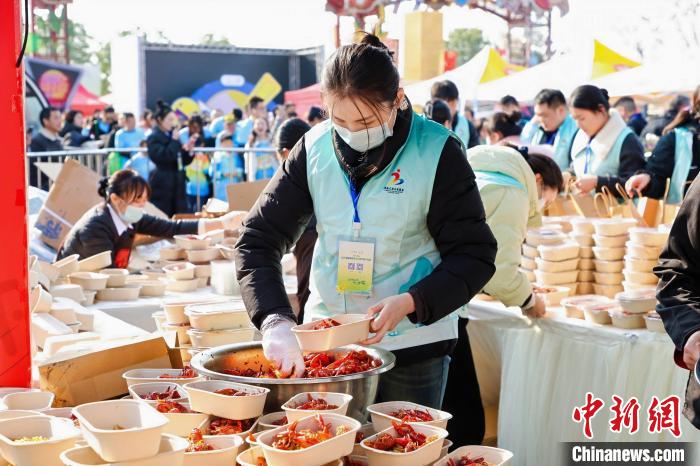 3500人“跑”进金色油画 湖南南县花海马拉松飘起